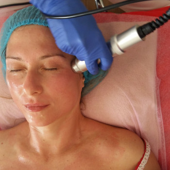 Чистка кожи "Все включено" с аппаратным восстановлением баланса кожи
                    Косметолог Ирина Київ