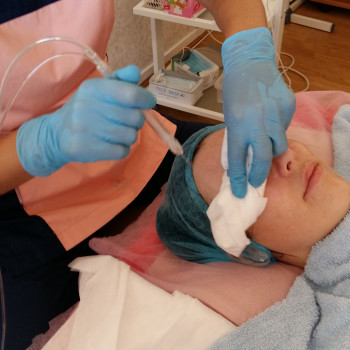 Чистка кожи "Все включено" с аппаратным восстановлением баланса кожи
                    Косметолог Ирина Київ