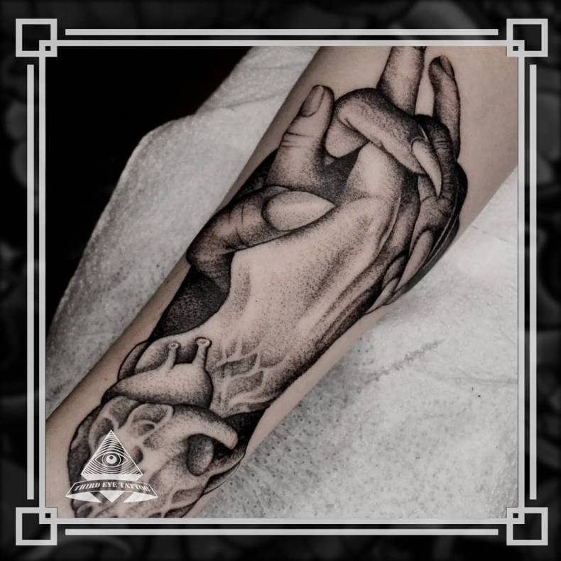 На передпліччі реалізм дотворк, фото - Тату салон Third Eye Tattoo
