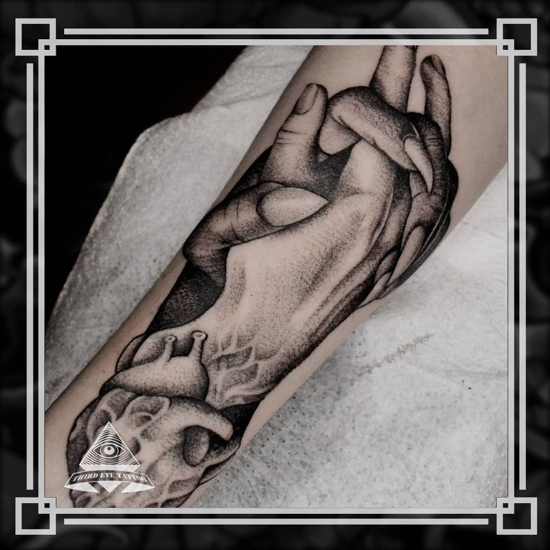 На передпліччі реалізм дотворк, фото - Тату салон Third Eye Tattoo