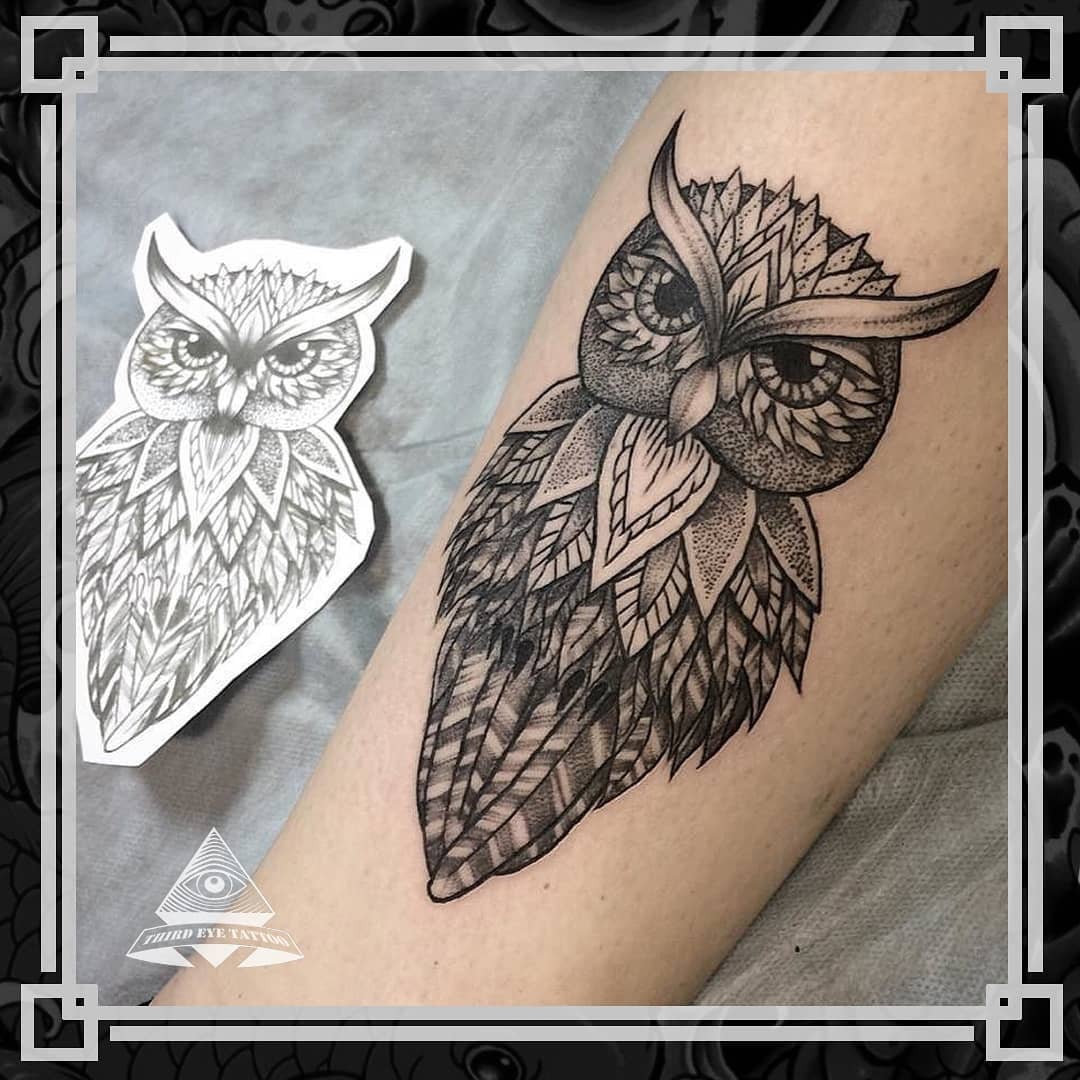 На руке эскиз черно-белые, фото - Тату салон Third Eye Tattoo