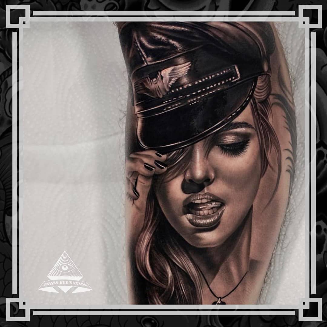 На руке реализм девушка, фото - Тату салон Third Eye Tattoo