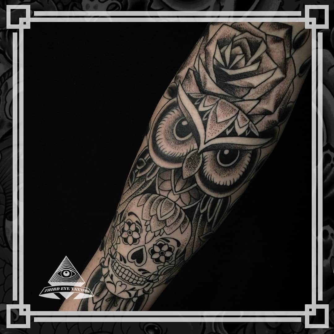 На руке череп роза, фото - Тату салон Third Eye Tattoo