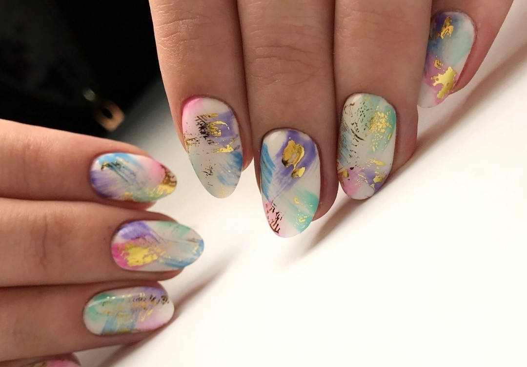 Манікюр у пастельних тонах різнокольоровий із золотом, фото -  Beautiful Silk Nails