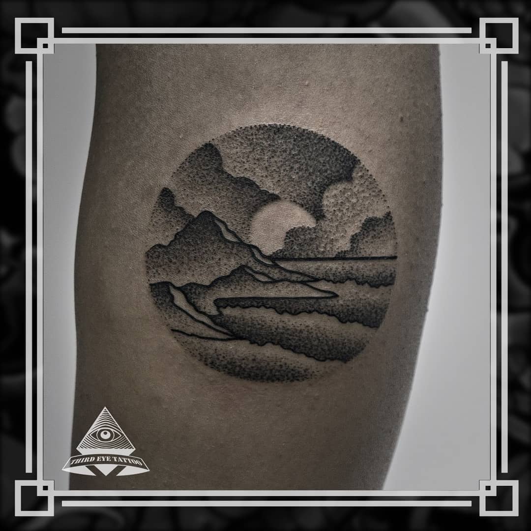 На руці чорно-білі дотворк, фото - Тату салон Third Eye Tattoo