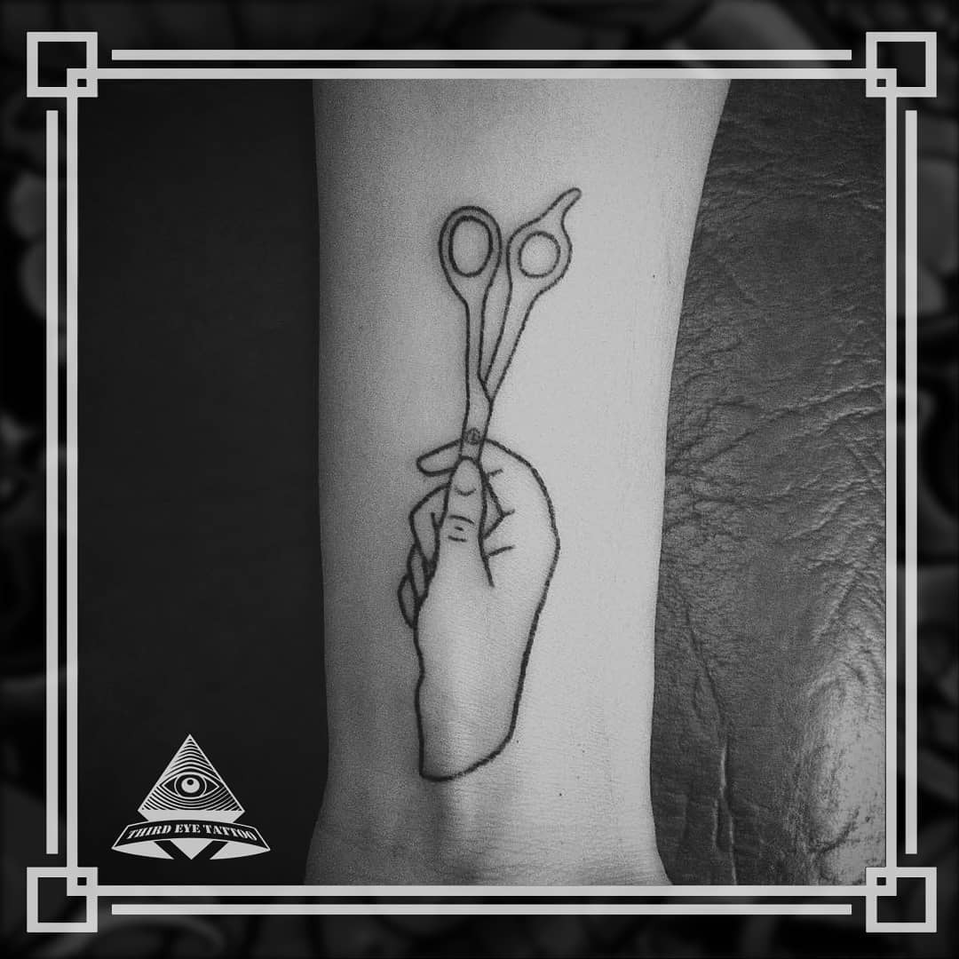 На передпліччі чорно-білі мінімалізм, фото - Тату салон Third Eye Tattoo