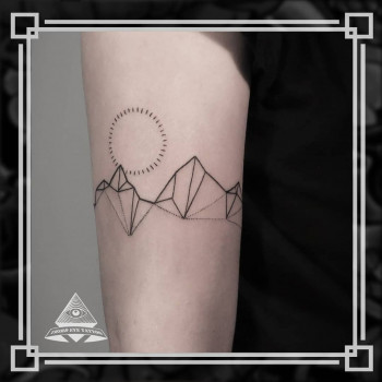 Тату минимализм геометрия горы, фото - Тату салон Third Eye Tattoo