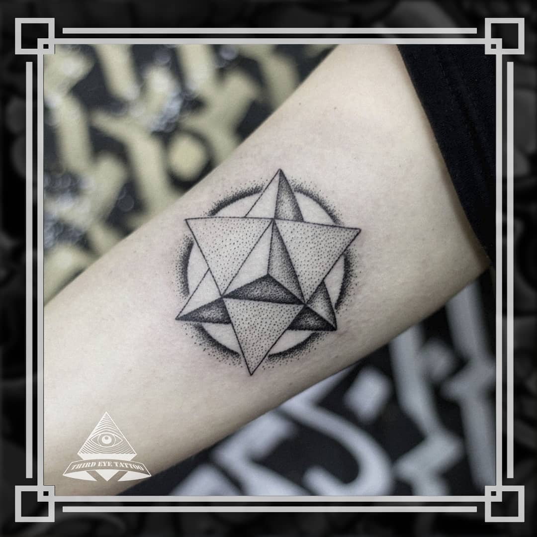 На руці чорно-білі мінімалізм, фото - Тату салон Third Eye Tattoo