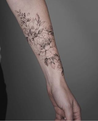 Для дівчат на передпліччі чорно-білі, фото -  Blackink Tattoo