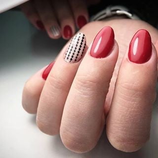 Червоний манікюр мигдаль у горошок, фото -  Beauty Bar
