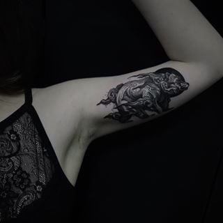 Женские на руке бицепсе, фото - Тату мастер Евгения Смирнова