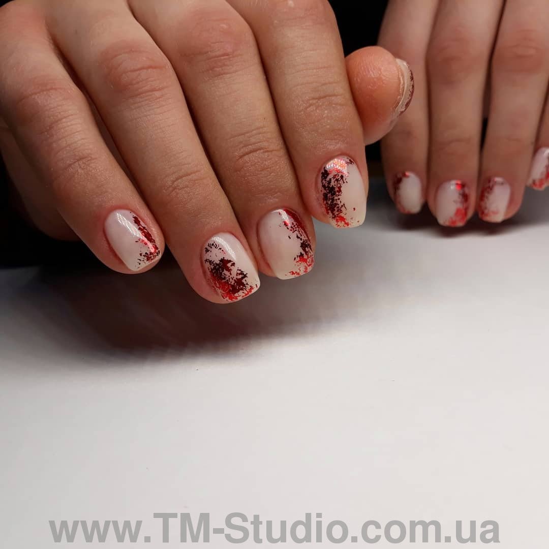 Нюдовий манікюр із фольгою абстракція, фото -  TM-Studio