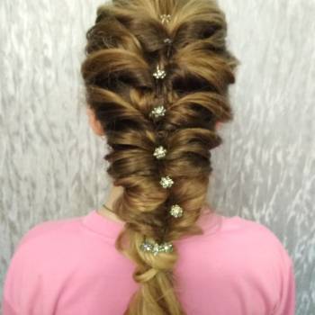 Причёска может быть выполнена на разные мероприятия