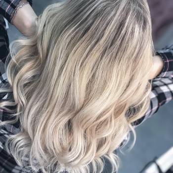 Окрашивание волос 
Укладка волос 