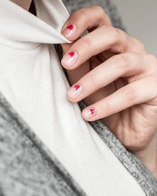 Маникюр на короткие ногти с рисунком сердечками, фото -  Mia Mia Nails