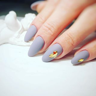 Матовый маникюр серый с золотом, фото -  Mery Style