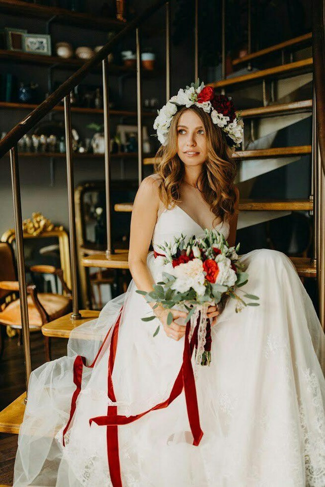 Весільна фотосесія на сходах у сукні, фото - Візажист Юлия