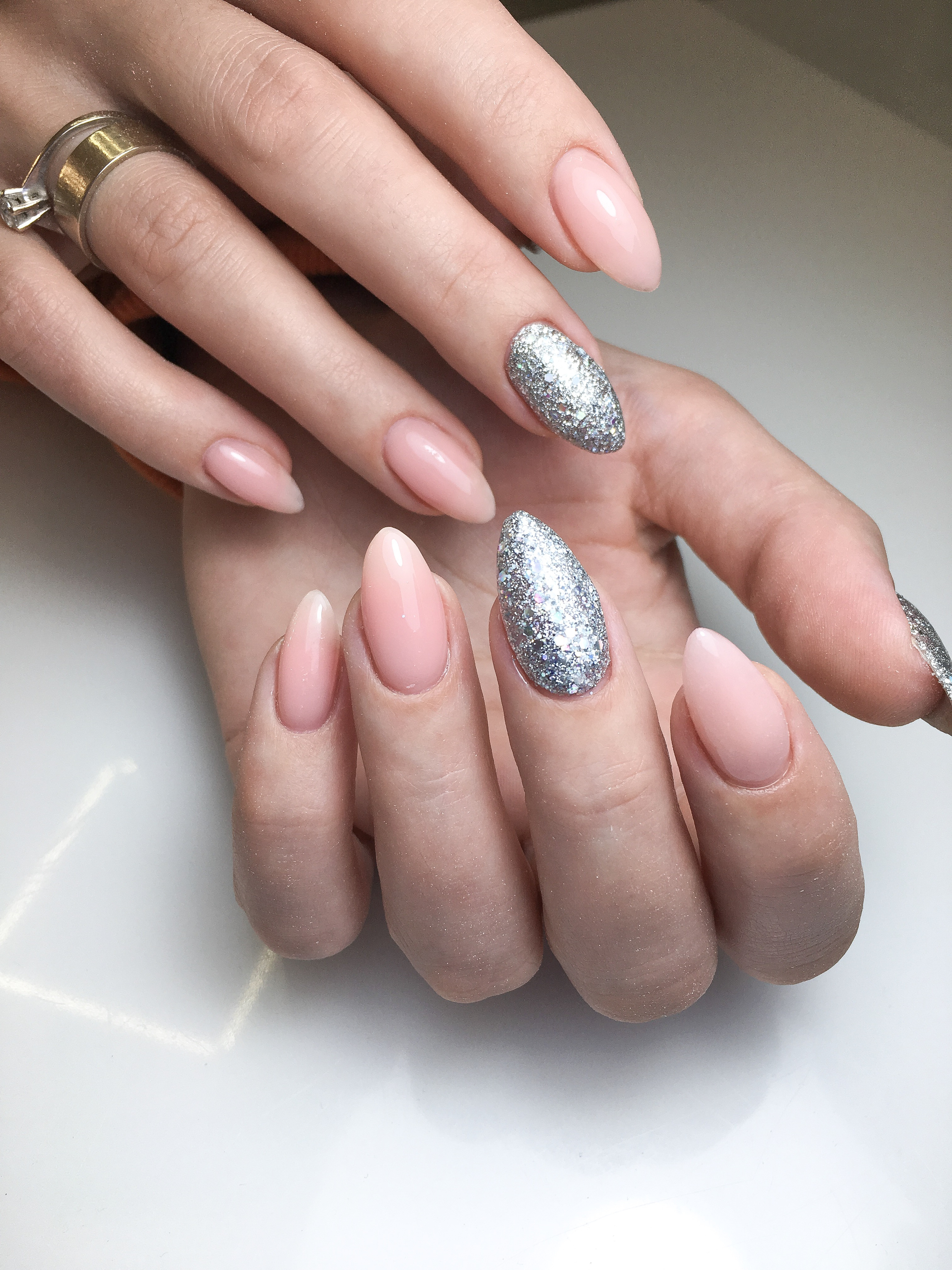 Нюдовий манікюр з блискітками мигдаль, фото - Студія краси NailOn