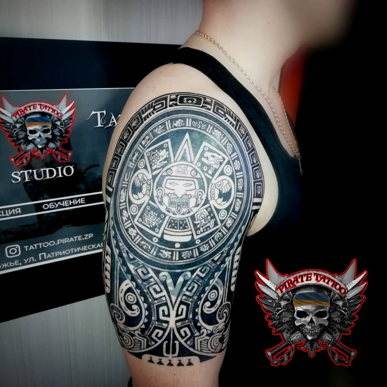 Мужские на плече черно-белые, фото - Тату салон Pirate Tattoo