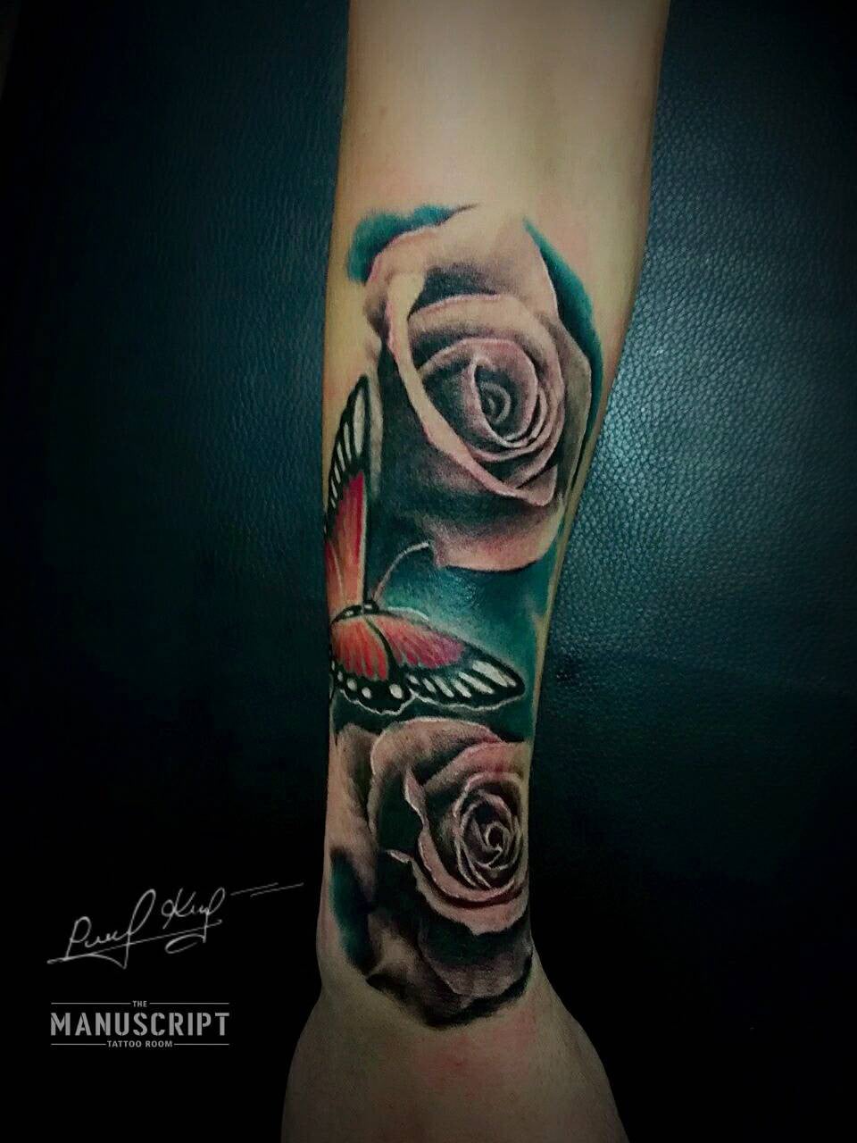 На руке предплечье роза, фото - Тату салон Manuscript Tattoo Studio