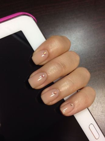 Бежевий манікюр зі стразами дорогий, фото - Майстер манікюру Виталина