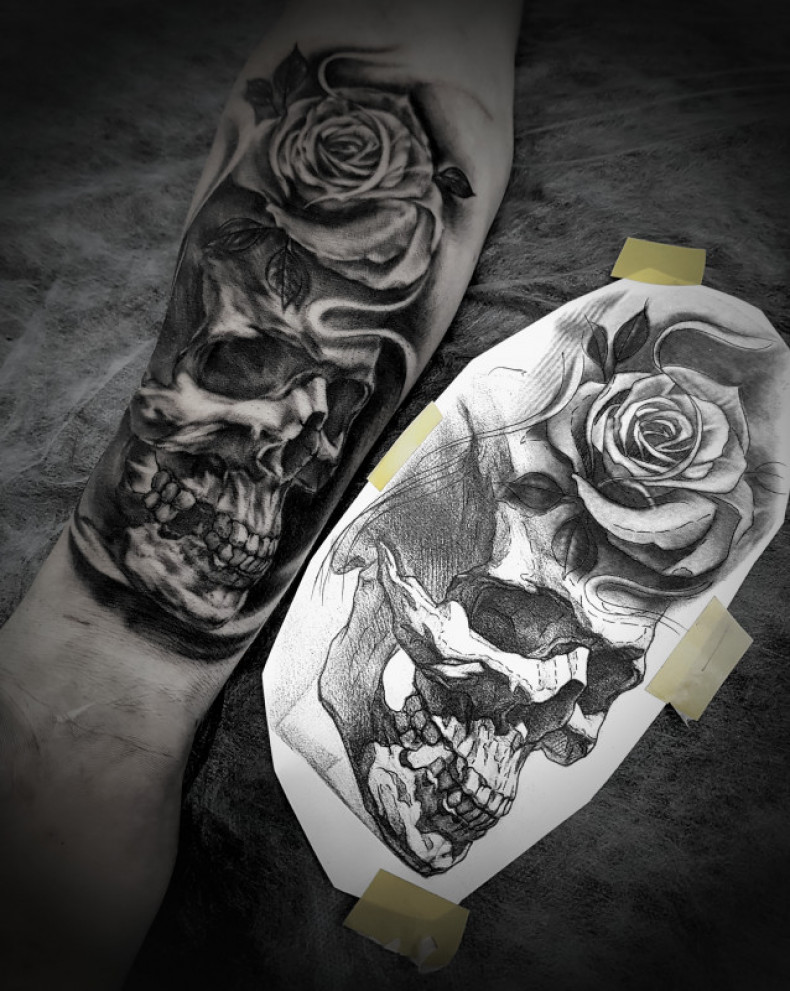 На передпліччі череп троянда, фото - Тату салон Topor Tattoo