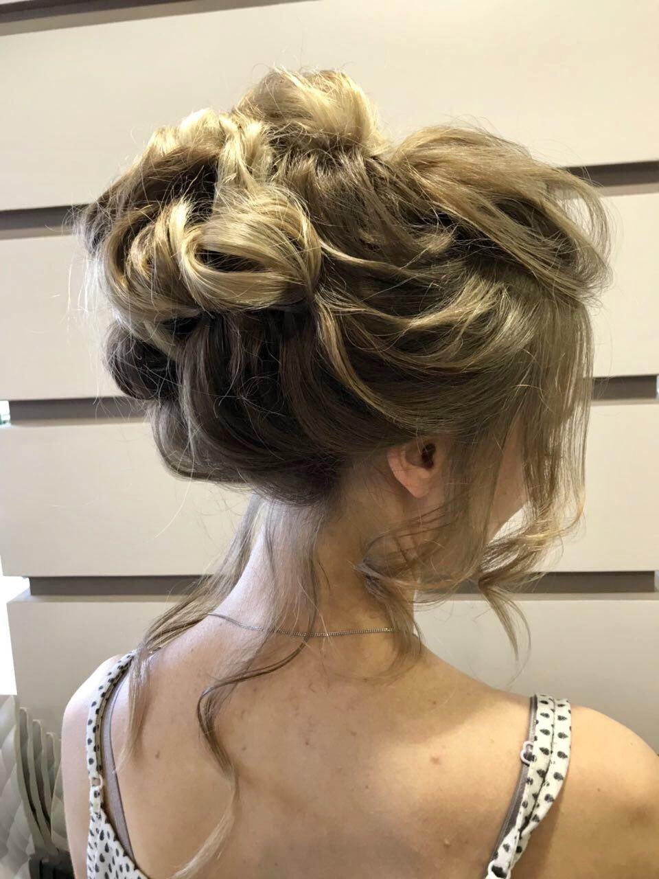 Укладка зачіска пучок хвилясте волосся, фото -  Hairdresser