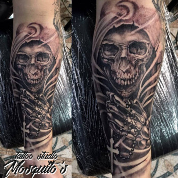 на руке, череп, хоррор, скелет, black&grey