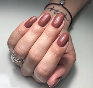 Нюдовий манікюр однотонний (монохромний) коричневий, фото -  Bar Beauty Lips
