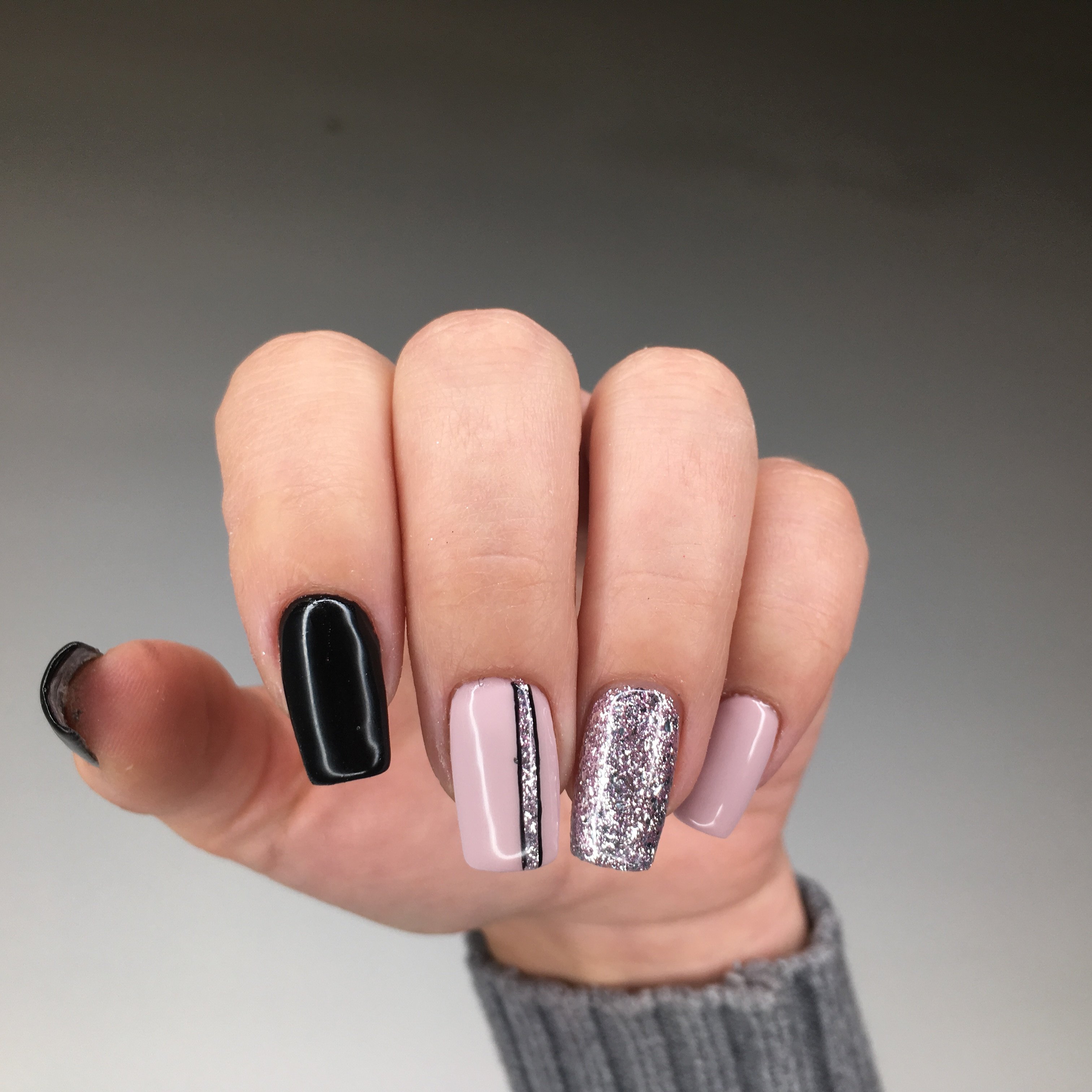 Чорний манікюр рожевий з акцентом на один ніготь, фото - Студія краси Moxito Beauty Studio