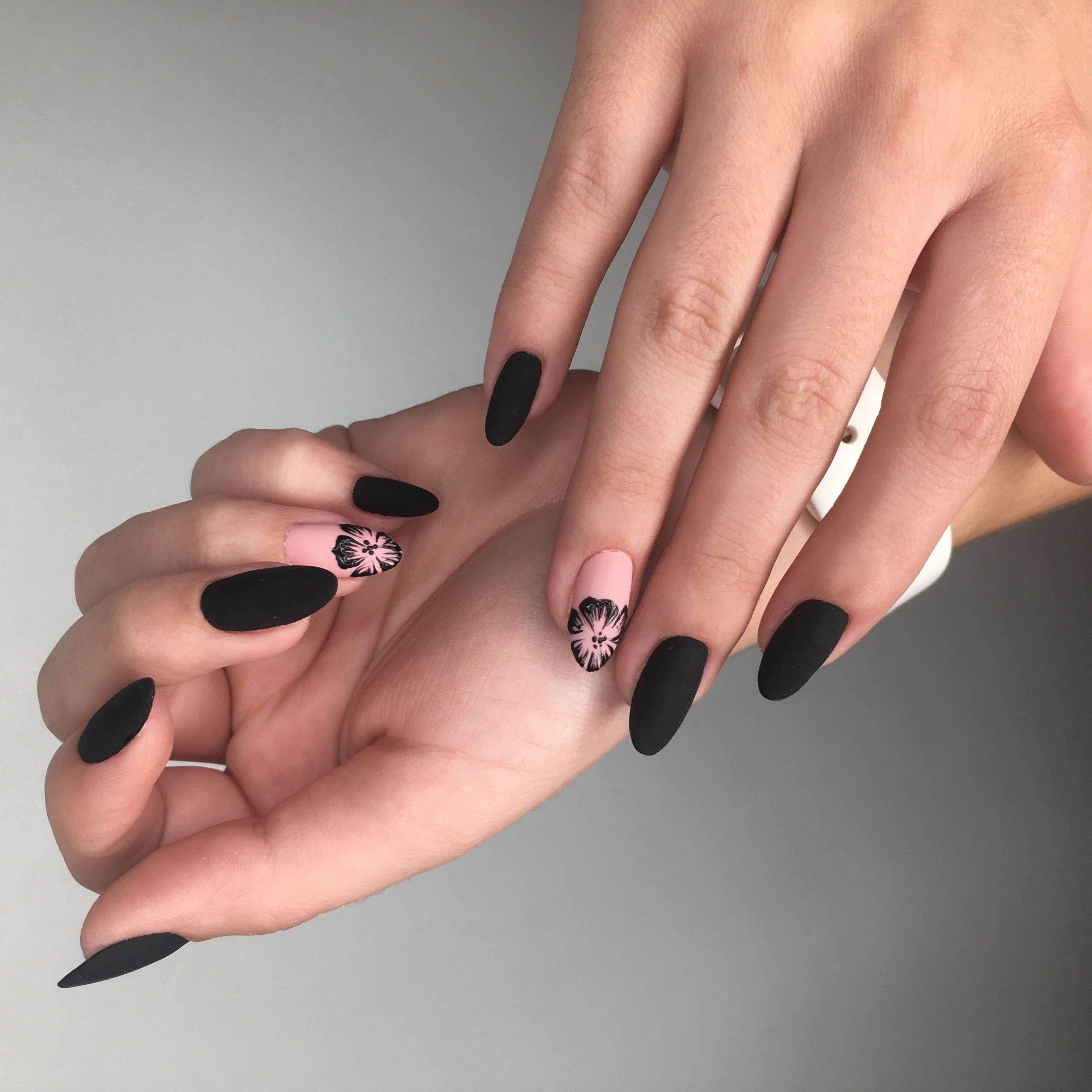 Черный маникюр миндаль матовый, фото - Студия красоты Moxito Beauty Studio