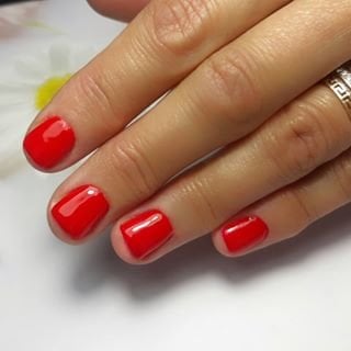Класичний манікюр червоний на короткі нігті, фото -  La Fleur