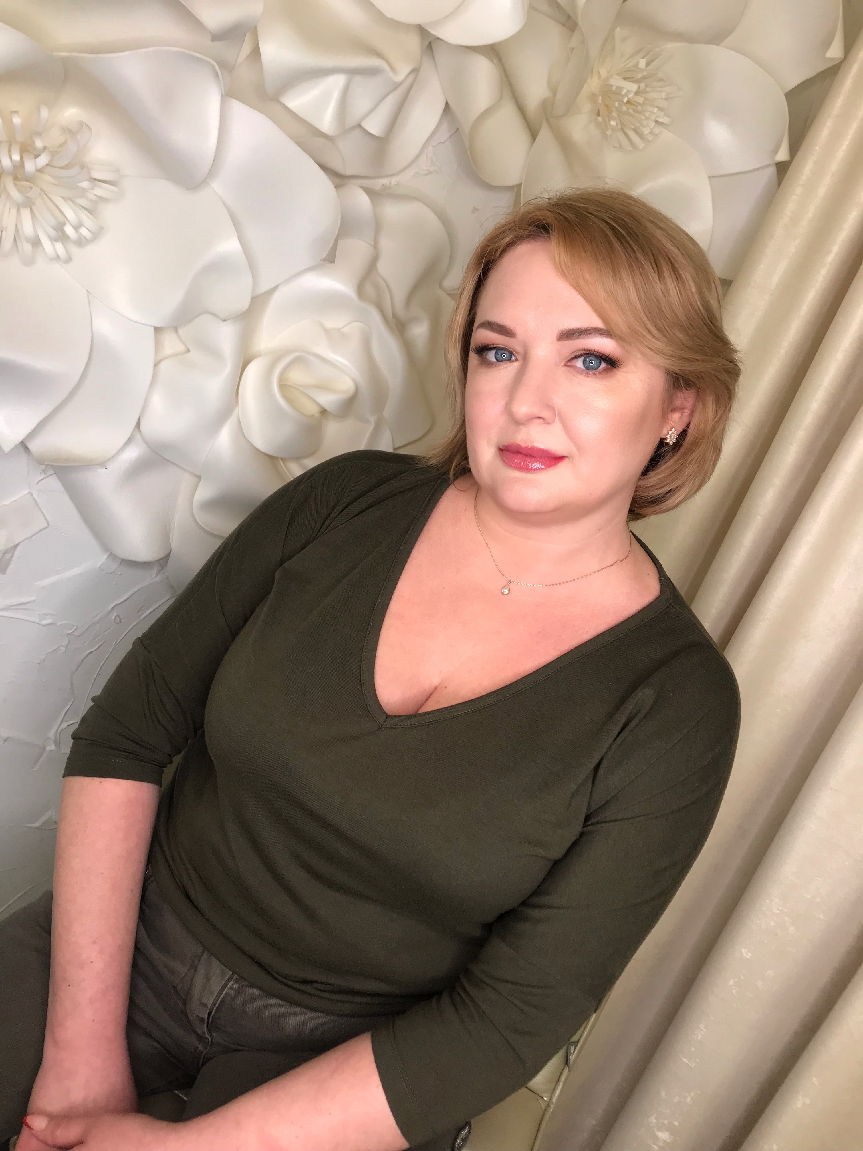 Стрижка на середнє волосся жіноча градуйована, фото - Візажист Ирина Брыжик