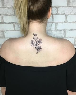 Женские на шее черно-белые, фото - Тату салон Dark Space Tattoo