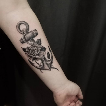 Тату на передпліччі троянда якір, фото - Тату салон HouseInk Tattoo Studio