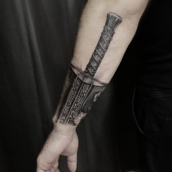 Тату на руке кинжал black&grey, фото - Тату салон HouseInk Tattoo Studio