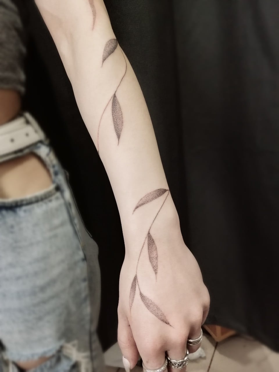 Для дівчат на передпліччі чорно-білі, фото - Тату салон HouseInk Tattoo Studio