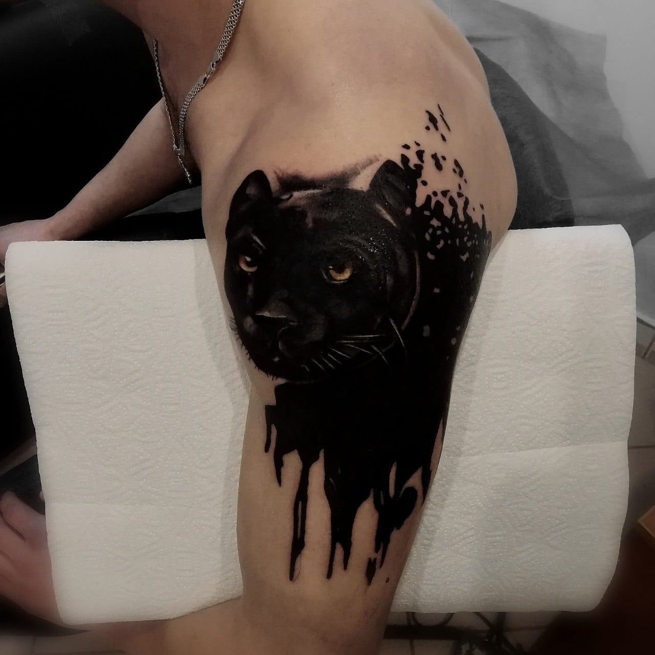 Кольорові реалізм на стегні, фото - Тату салон HouseInk Tattoo Studio