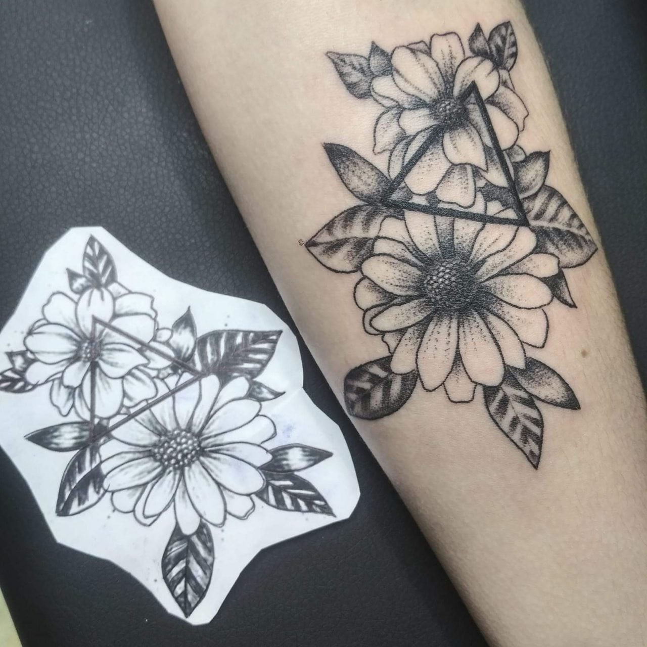 Женские на предплечье черно-белые, фото - Тату салон HouseInk Tattoo Studio