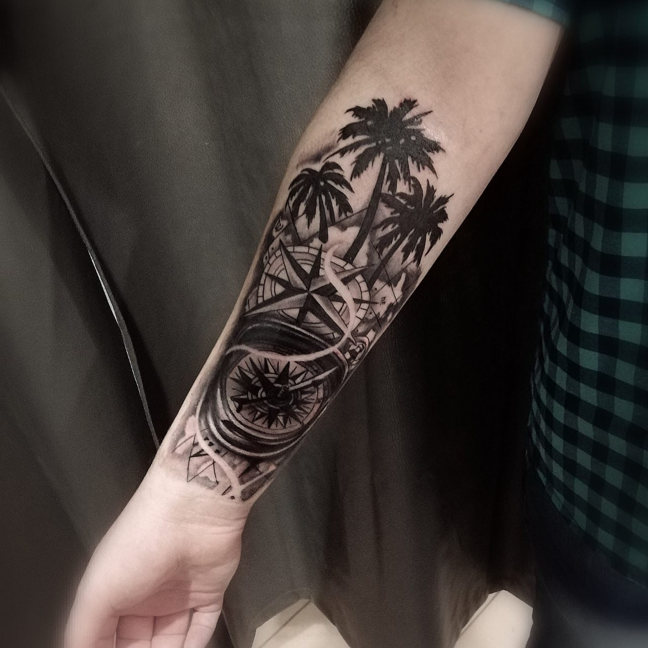 Для хлопців на передпліччі чорно-білі, фото - Тату салон HouseInk Tattoo Studio