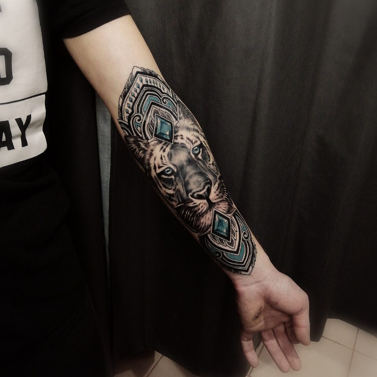Для дівчат на передпліччі кольорові, фото - Тату салон HouseInk Tattoo Studio