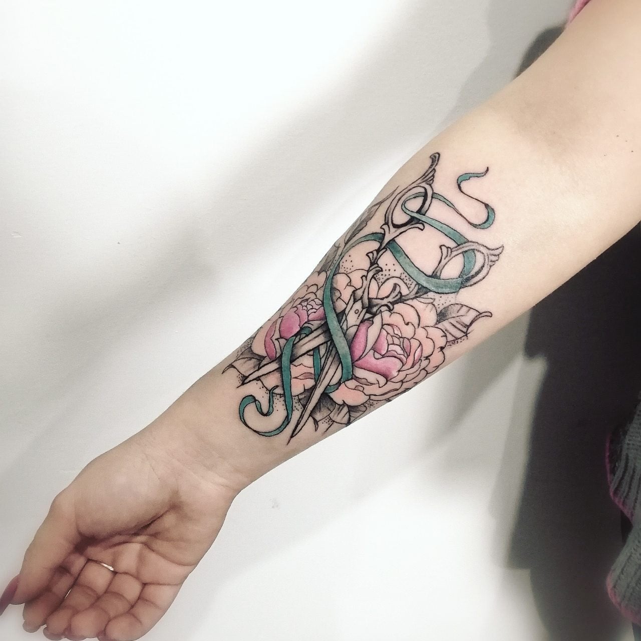 Для дівчат на передпліччі кольорові, фото - Тату салон HouseInk Tattoo Studio