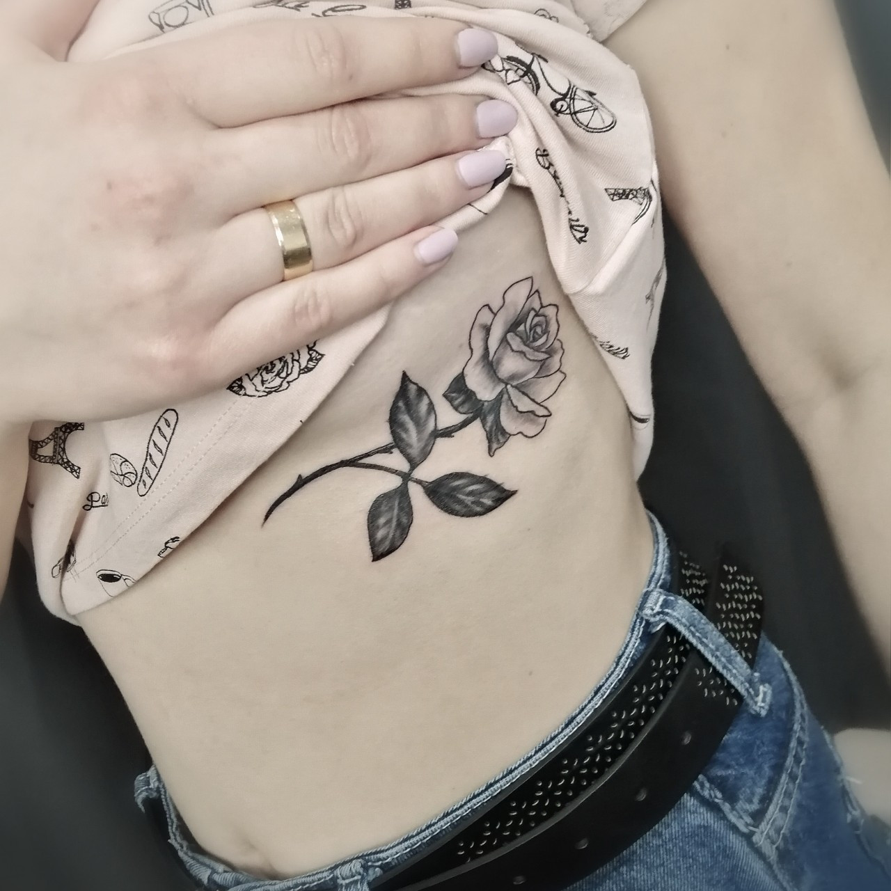 Женские роза черно-белые, фото - Тату салон HouseInk Tattoo Studio