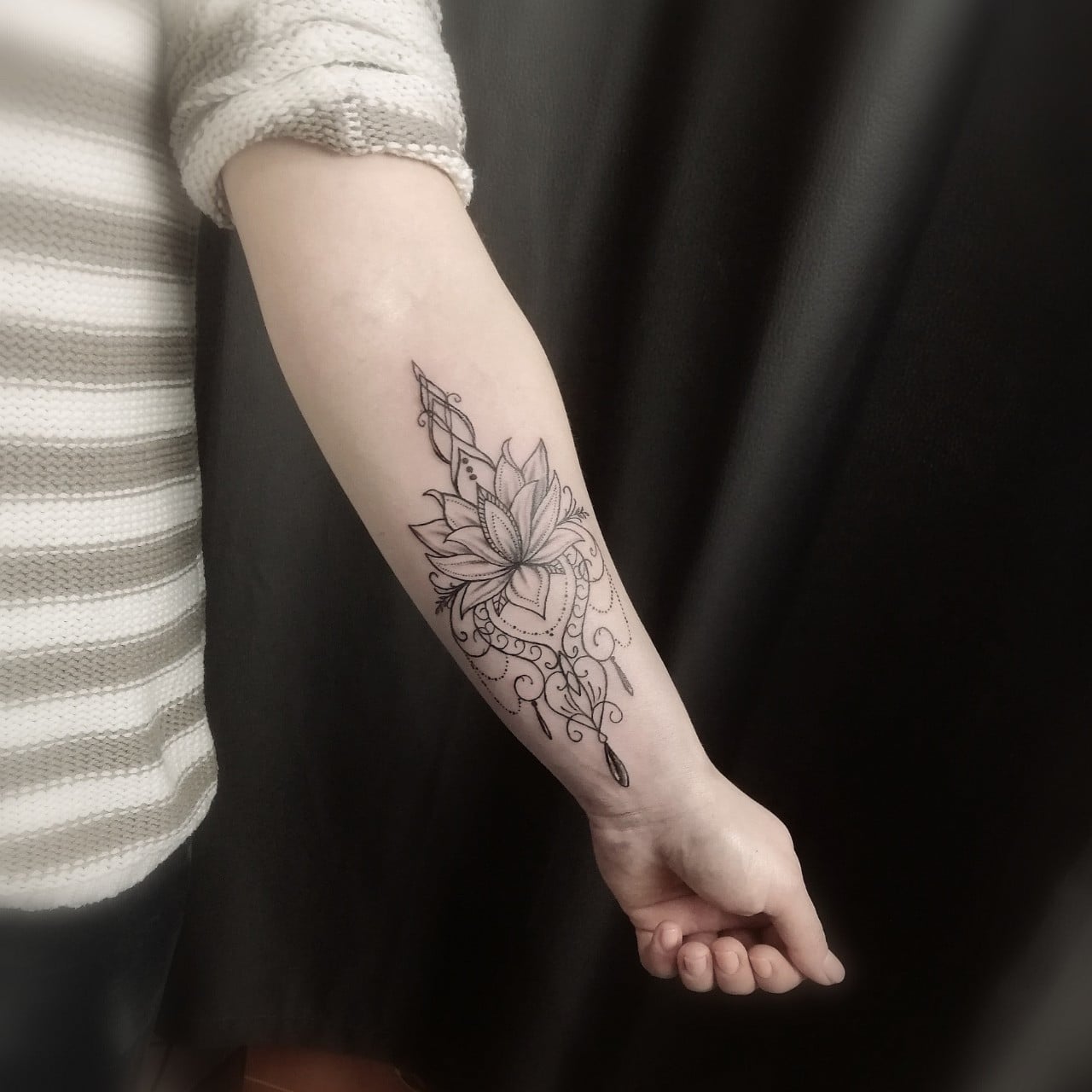 Для дівчат на передпліччі чорно-білі, фото - Тату салон HouseInk Tattoo Studio