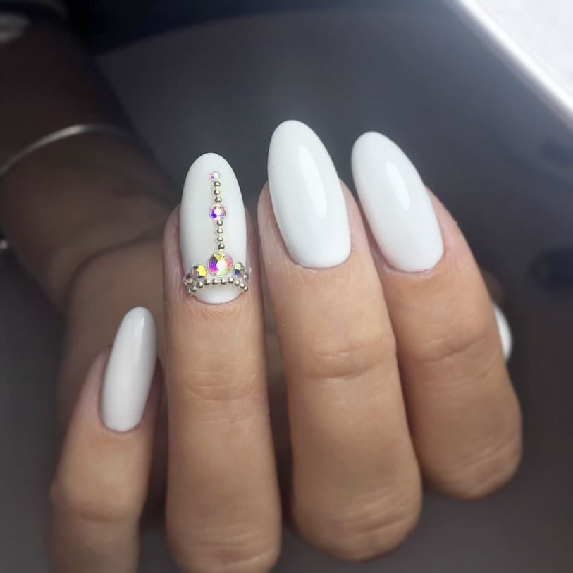 Белый маникюр миндаль на длинные ногти, фото - Ногтевая студия Fantasy nail
