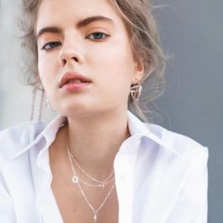 Фотосесія на білому тлі у сорочці портретна, фото - Візажист Арина Баракова