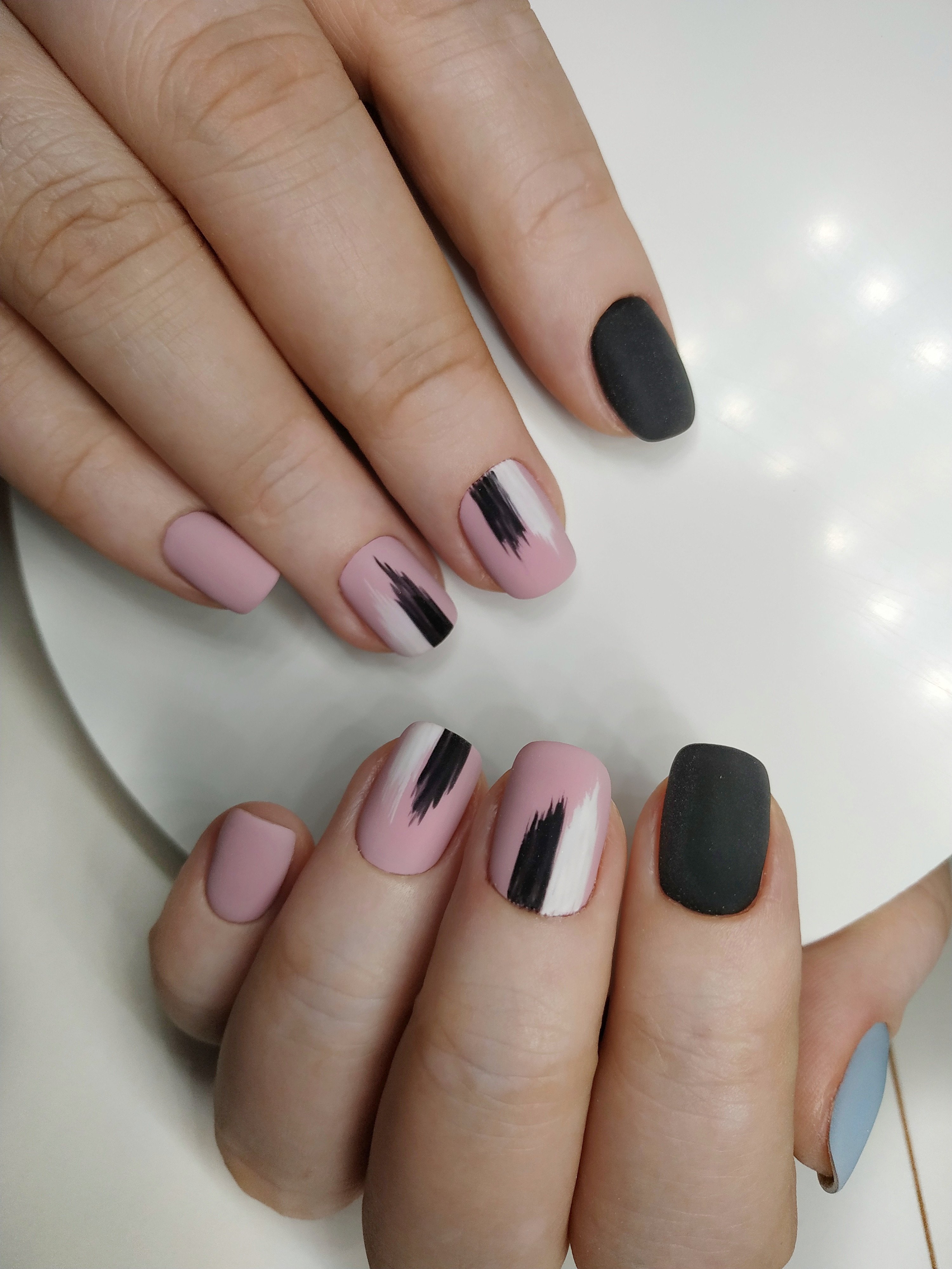 Матовий манікюр мінімалізм із чорним лаком, фото -  Beauty Segment