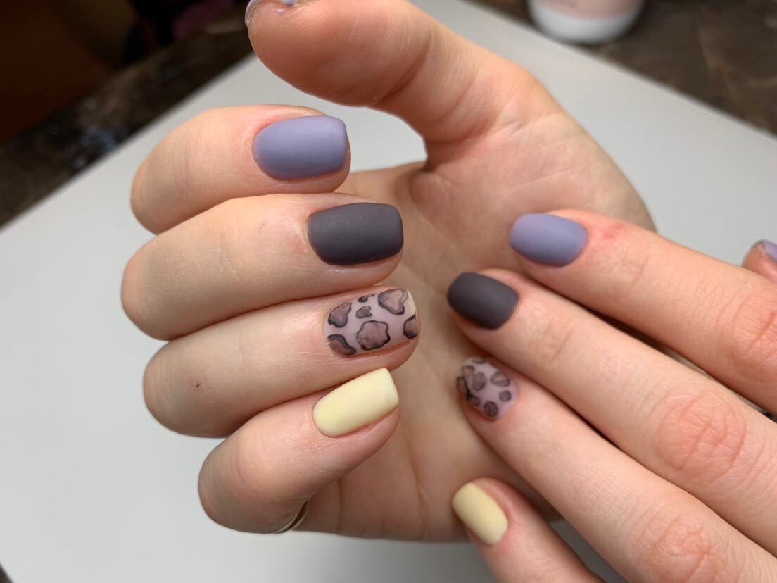Манікюр на короткі нігті матовий сірий, фото - Салон краси Beauty Studio AY