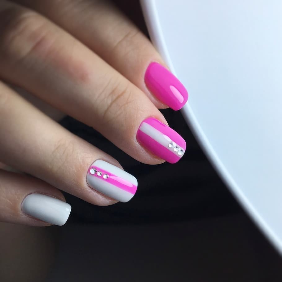 Яскравий манікюр рожевий на квадратні нігті, фото - Нігтьова студія Fantasy nail