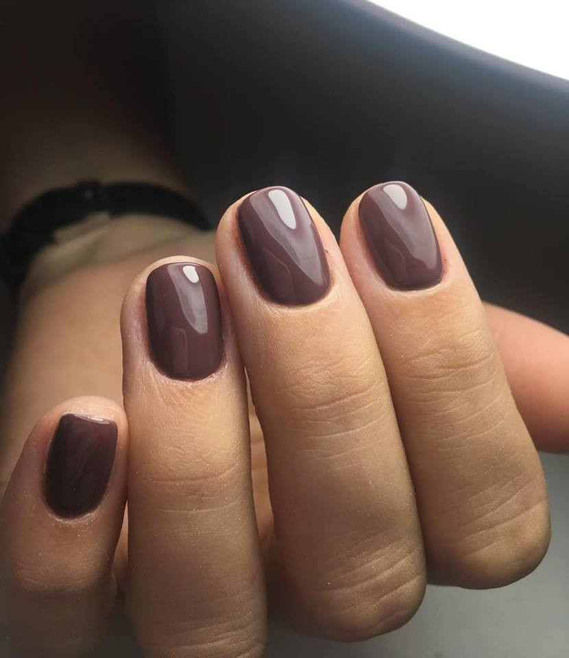 Манікюр на короткі нігті однотонний (монохромний) кавовий, фото - Нігтьова студія Fantasy nail